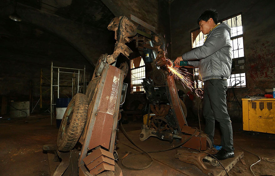 Lu Yingyun e o pai Yu Zhilin ganham mais de US$ 150 mil por ano com os robôs de sucata