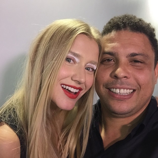 Ronaldo tirou onda com a modelo e namorada em seu Instagram