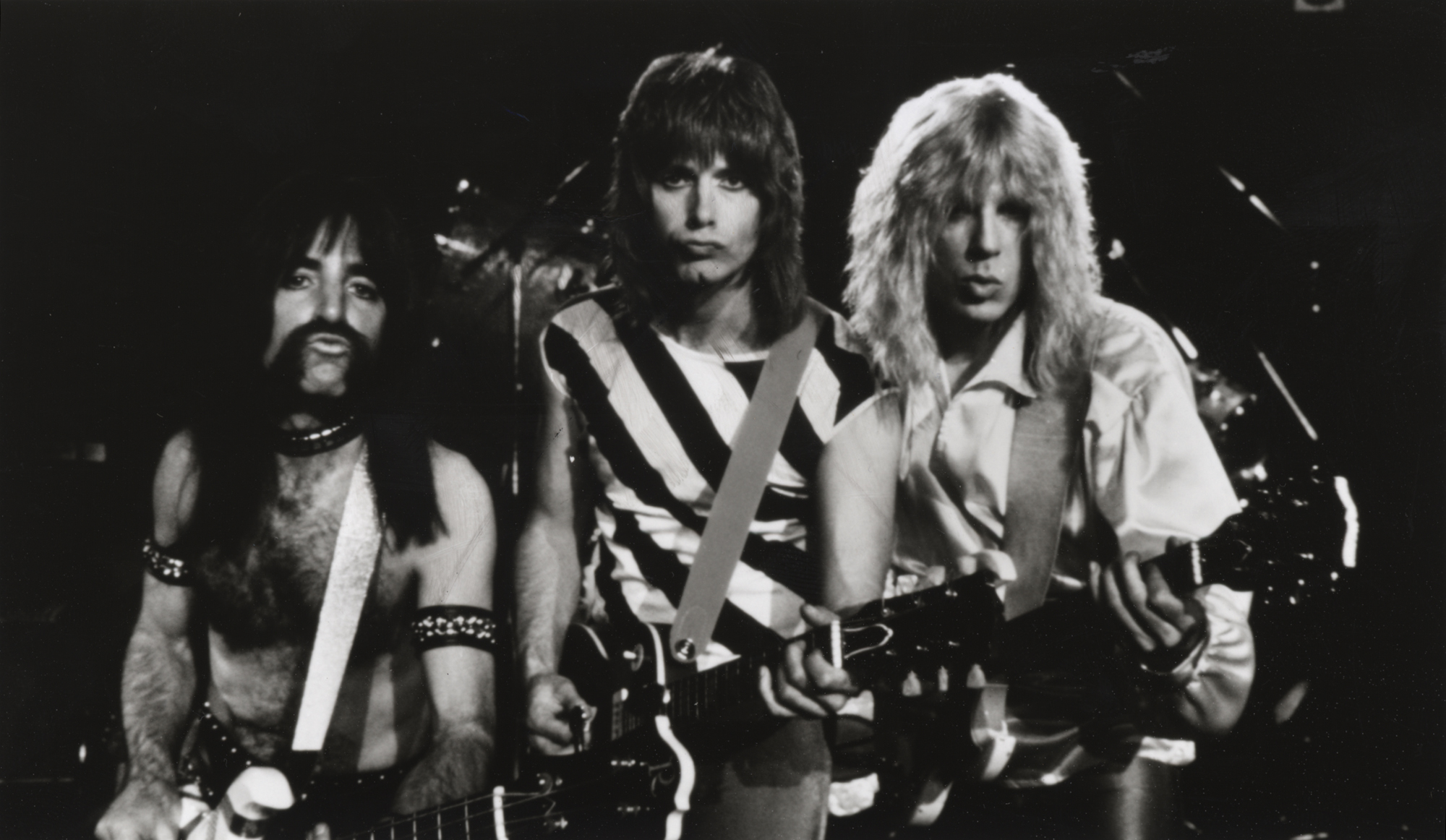 O documentário sobre a banda fictícia Spinal Tap faz uma sátira do comportamento de integrantes de banda de rock e heavy metal.  
O filme se tornou cult anos depois de seu lançamento.