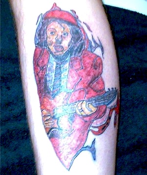 Angus Young depois do Massacre da Serra Elétrica