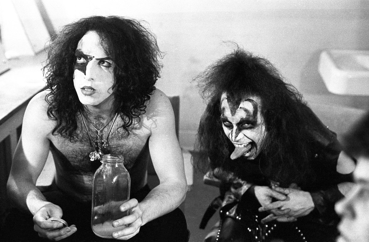 Quanto tempo os integrantes do Kiss levam para fazer cada maquiagem?

a) 45 minutos

b) duas horas

c) oito horas

d) a semana toda