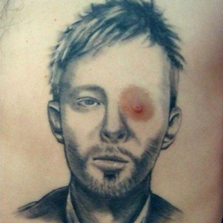 Nisso nós temos que concordar;  esse inovou tatuando o vocalista do Radiohead no MAMILO!