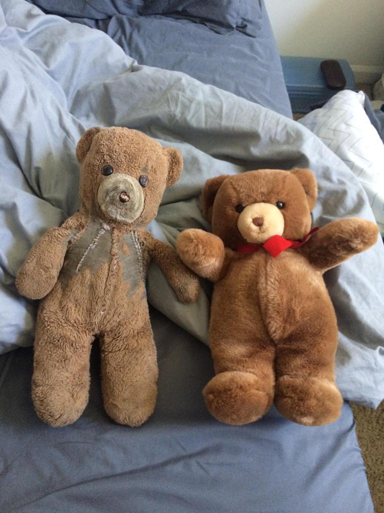 Quando meu irmão nasceu em 1985, minha mãe comprou dois ursos idênticos. O da esquerda foi do meu irmão por 30 anos, o da direita foi guardado para o primeiro filho do meu irmão, que nasceu hoje