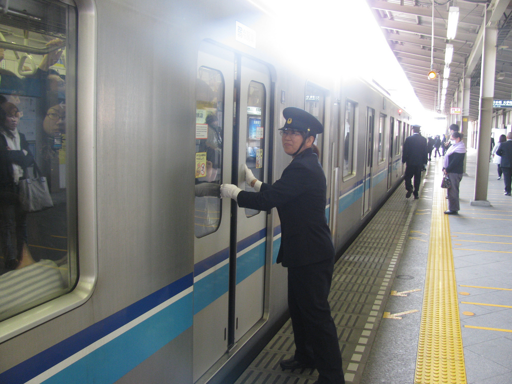 Em país de primeiro mundo também tem trem superlotado. No Japão, os vagões de trem ficam tão lotados que há profissionais especializados em empurrar gente para dentro do trem. Eles usam luvinhas brancas para não ter contato com as pessoas.