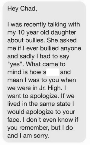 Nunca é tarde para consertar erros. Quando estava no colégio, Chad Morrisette sofria bullying por ser gay. Vinte anos depois, Louie Amundson, um dos agressores, lembrou-se da injustiça em uma conversa com a filha de 10 anos e <a href=