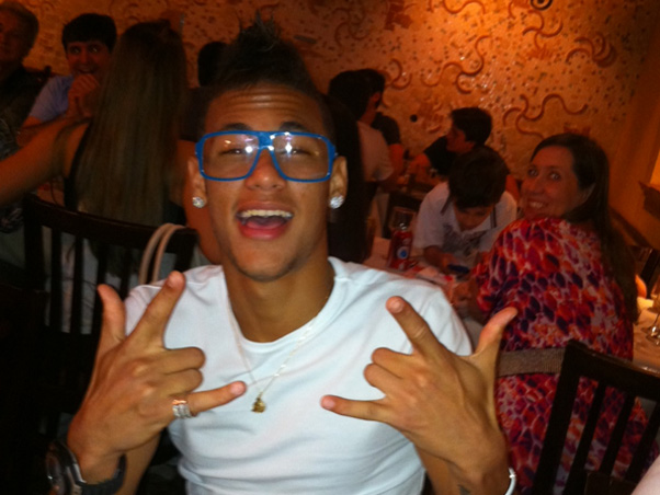 Amigo do MC Guimê, o santista e maior craque da atualidade tem estilo para se jogar no funk ostentação. A gente apoia!