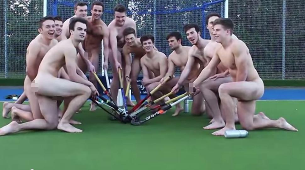 Para mostrar sua indignação em relação à homofobia nos esportes, o time de hóquei sobre grama da Universidade de Nottingham, da Inglaterra, <a href="http://virgula.me/esporte/olimpicos/time-de-hoquei-achou-um-bom-jeito-para-combater-a-homofobia-ficando-pelado-a/" target="_blank"><em> resolveu tirar a roupa</em> </a>. Eles disputaram uma partida de hóquei do jeito que vieram ao mundo, e a ação foi filmada pela instituição Voice Your Rights, que combate o preconceito.
