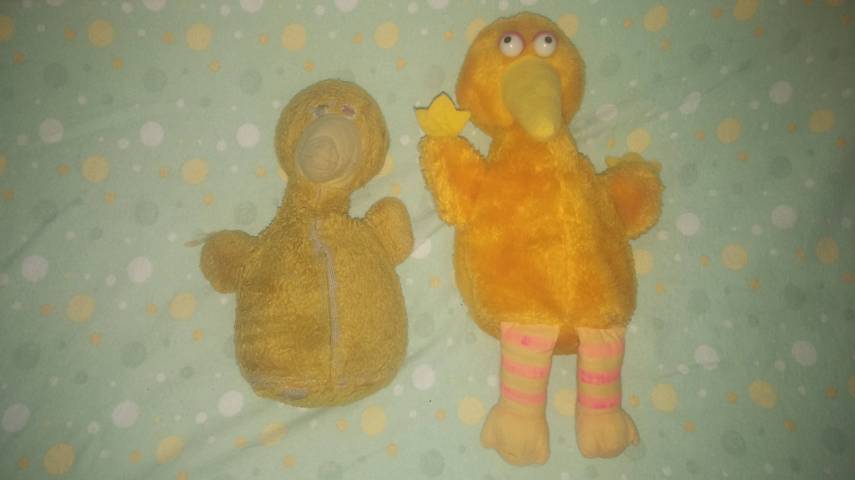 Eu também consigo jogar esse jogo. O Big Bird de 35 anos meu vs. o Big Bird da minha filha, presente da minha mãe