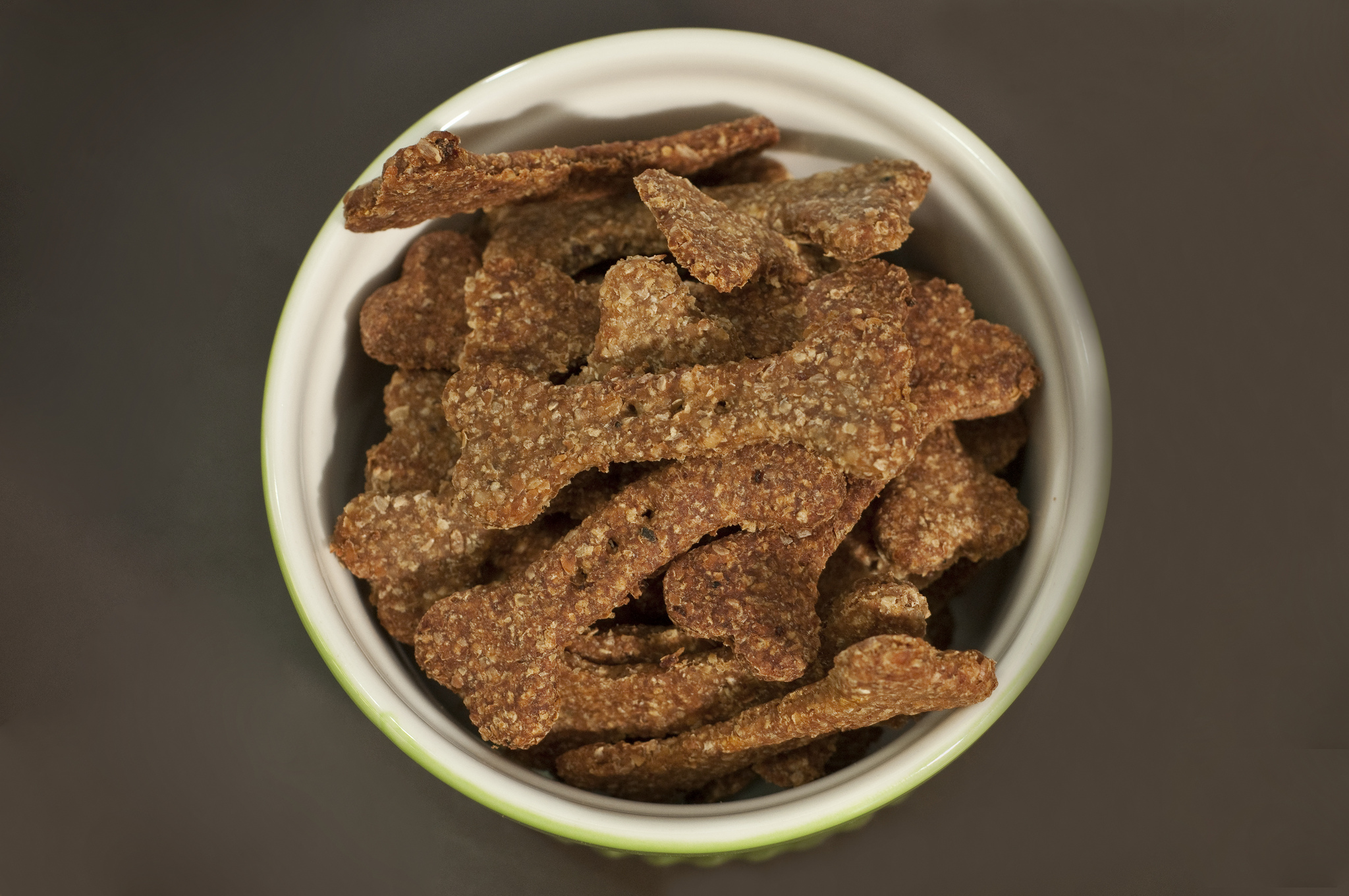 Mark Gooley, dono de uma empresa de comida para bichos de estimação, testa comida para animais como parte de seu trabalho. Ele procura por gostos que sejam apreciáveis e macios ao paladar para cães e gatos.
