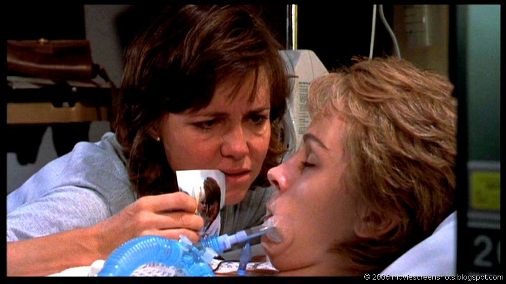Flores de Aço (1989)
M’Lynn, personagem de Sally Field, sobre a perda da filha:
“Acho engraçado. Os homens têm que ser feitos de aço ou alguma coisa do tipo. Eu apenas sentei lá, segurei a mão dela. Não havia nenhum barulho, nenhum tremor, só paz. Ah, Deus... Sei, como mulher, quão sortuda eu sou. Eu estava lá quando aquela criatura maravilhosa entrou na minha vida, e eu estava lá quando ela partiu. Foi o momento mais precioso da minha vida.”