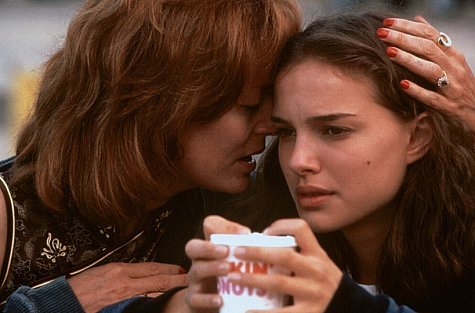 Em Outro Lugar (1999)
Adele, personagem de Susan Saradon, e o clássico uma mãe sabe o que é melhor:
“Você é uma linda garota com grande potencial. Eu não vou ficar vendo seu futuro como uma garota qualquer, numa fábrica qualquer, em uma cidade qualquer. Você tem 14 nos, sempre teve o que comer, sempre teve um teto para morar e se você ficar comigo, você sempre ter, porque sou sua mãe. Eu sei o que é melhor para você porque esse é meu trabalho.”