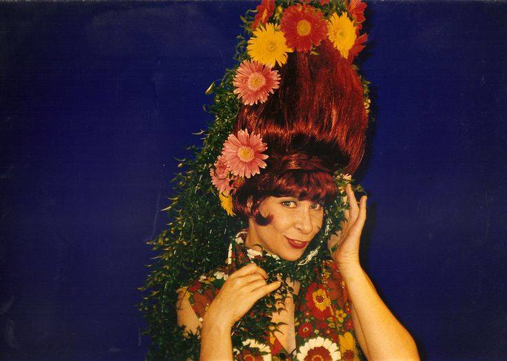 Ainda no TVLeezão, em 1991, ela aposta em perucas para compor o clima flower power.