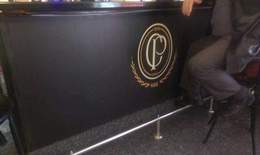 Para os corintianos espalhados pelo Brasil, Željko faz uma campanha para arrecadar objetos do time alvinegro para o bar