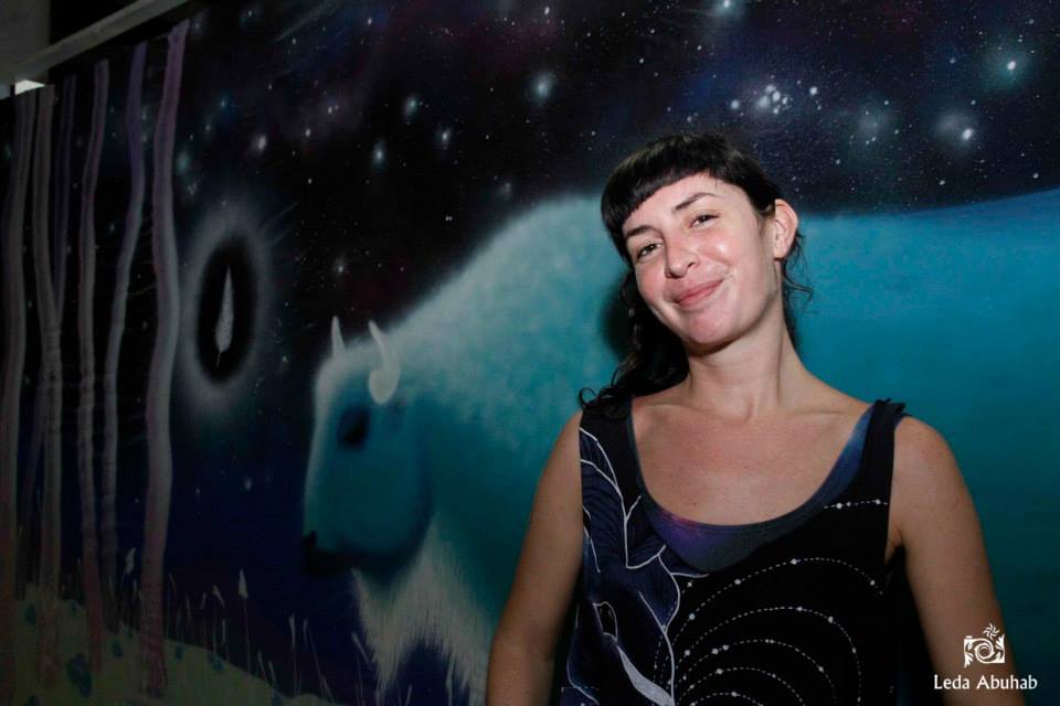 <b>Idade</b>: 30 anos
<b>Cidade</b>: Buenos Aires (Argentina)
<b>Bio</b>: Entrou em contato com a arte de rua ainda muito cedo, sendo umas das primeiras integrantes do grupo experimental de arte de rua "Expression Session", em Buenos Aires. Uma das poucas artistas argentina a levar a sua arte para rua. A formação em moda reflete em seu trabalho, que é colorido e feminino. A inspiração de seu trabalho vem da natureza, do cosmo, da teoria quântica.