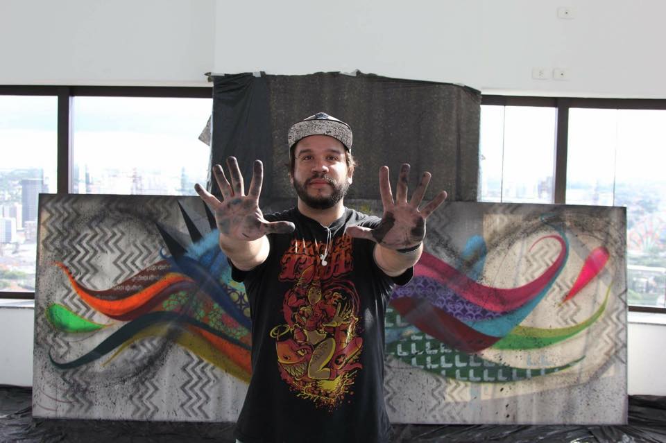 <b>Idade</b>: 31 anos
<b>Cidade</b>: São Paulo
<b>Bio</b>: Começou seu trabalho artístico em 98. Artista plástico autodidata e grafiteiro, teve seu primeiro contato com a linguagem do graffiti na capital paulista. Suas referências foram os muros da cidade e algumas revistas que existiam na época. Seus personagens remetem a um conceito divertido e ao mesmo tempo suave, com curvas e detalhes que entram em harmonia com o espaço ao que é submetido.Já participou de mais de dez exposições, no Brasil e no exterior.