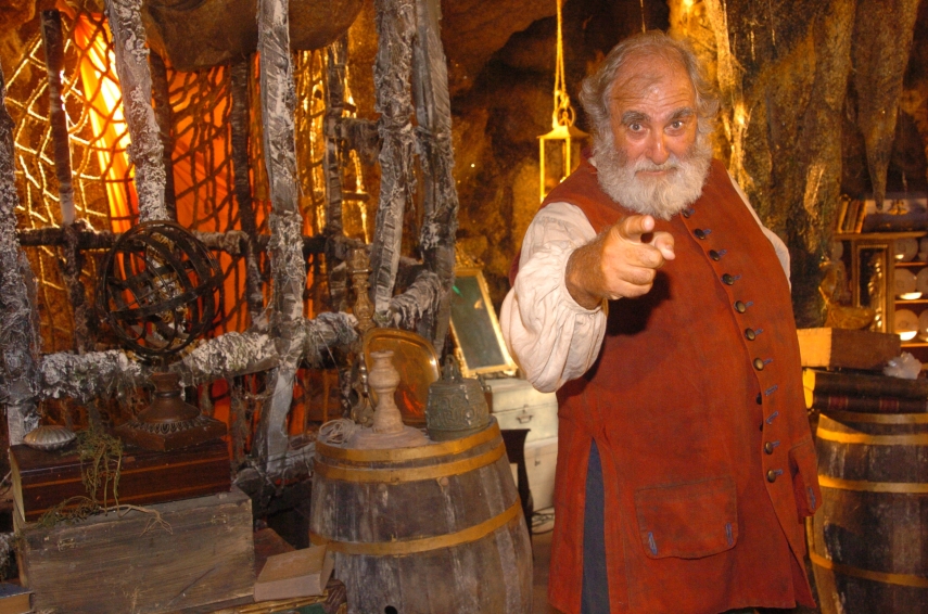 O navegador europeu, que alguns acreditam que tenha mais de 300 anos e seja uma assombração,  vive recluso em uma caverna. 


Rodeado de antiguidades, mapas e instrumentos náuticos, é temido pelas crianças e evitado pelos adultos.