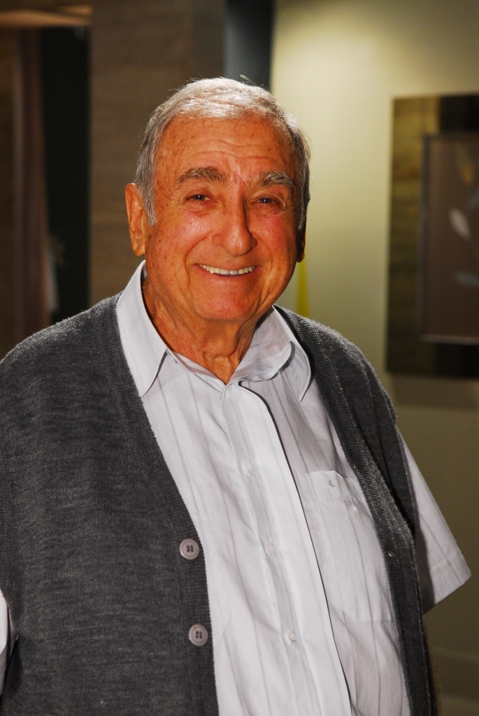 Empreendedor, construiu sozinho a empresa Cadore.  Com a aposentadoria, passou o negócio aos filhos, que desprezam as opiniões dele. Ele se sente injustiçado por isso. 
Mas na crise vira o esteio da família.