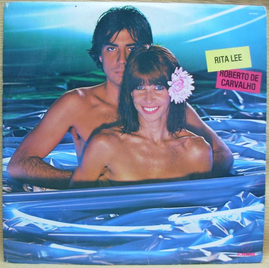 Em uma das capas mais icônicas do pop/rock brasileiro, Rita mais uma vez dispensa a roupa e aparece junto do marido e parceiro musical, Roberto de Carvalho, no disco de 1982. O álbum do 