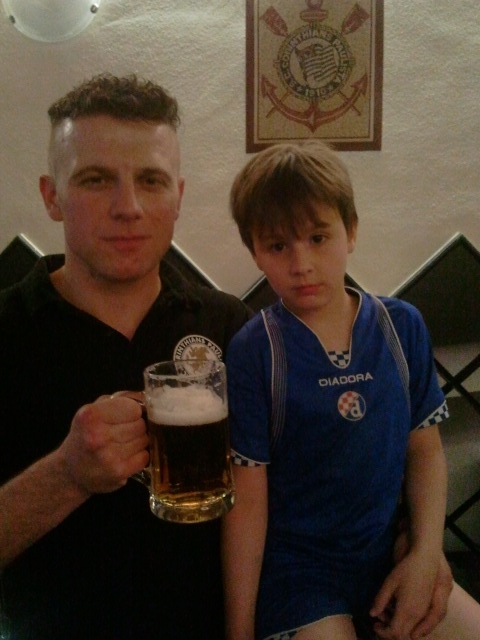 Željko Pavletić ao lado do sobrinho, em seu bar alvinegro