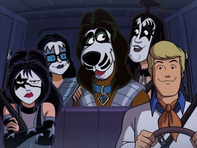 Scooby e Cia. ajudam a banda a capturar uma bruxa. Mas essa não é a primeira aparição do Kiss no universo Scooby - em 2003, a banda já havia feito uma ponta num desenho do cachorro