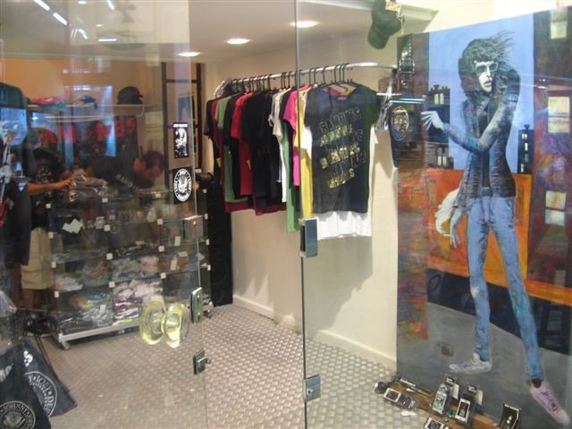 O vocalista do Ramones ganhou uma loja oficial no Rio de Janeiro. Lá tem até guarda-sol e biquíni da banda.  