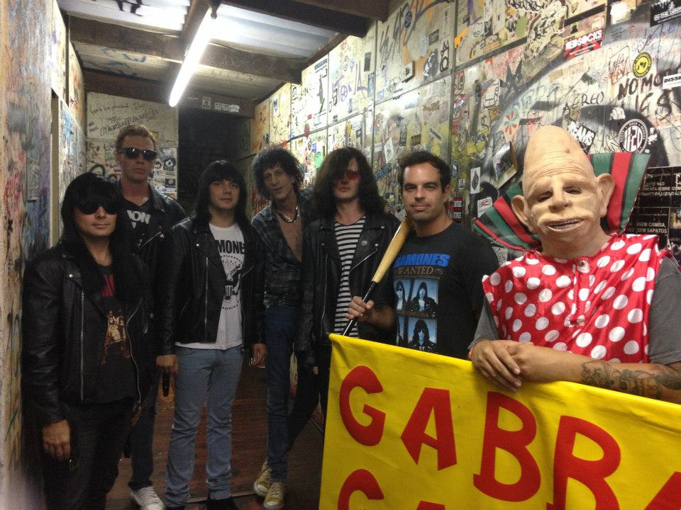 Até o mascote faz parte do Teenage Lobotomy