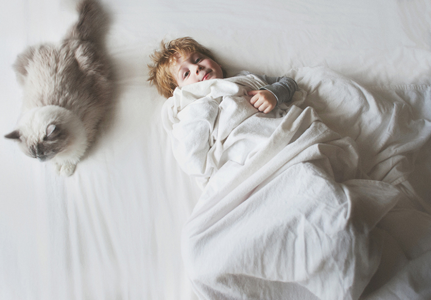 Três crianças + duas gatinhas = amor <3