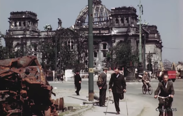As imagens mostram uma Berlim dividida e destruída