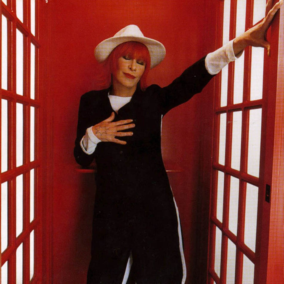 Em 2001, Rita apareceu de casaco para as fotos do disco "Aqui, Ali, em Qualquer Lugar". O chapéu branco completa o look.