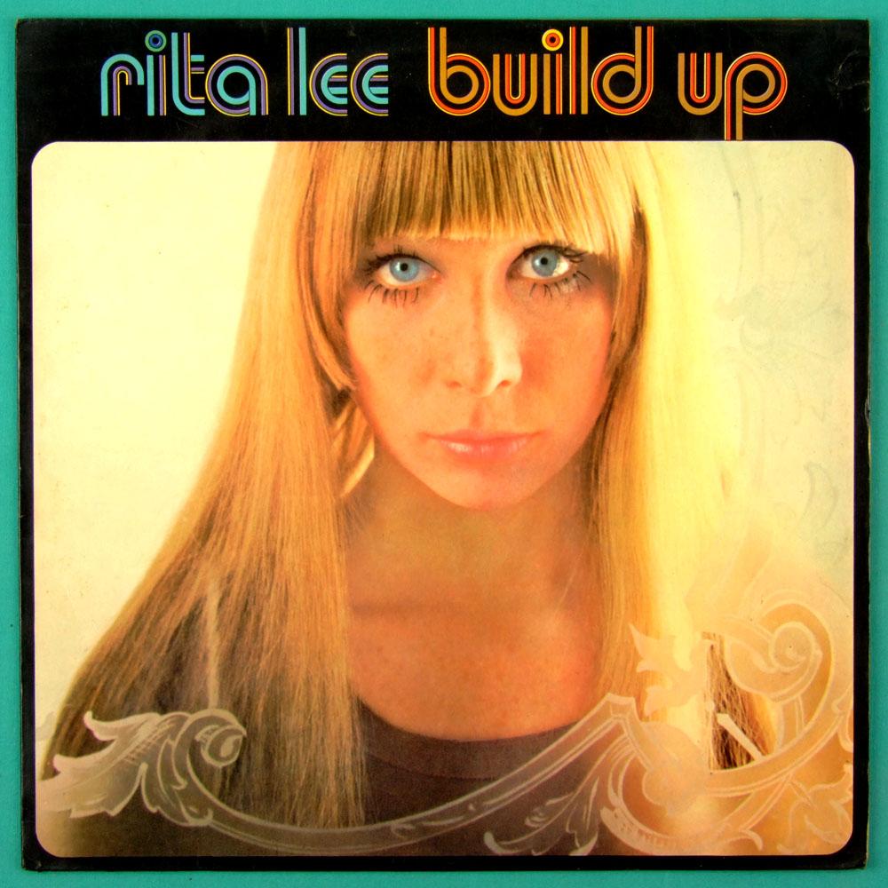 Com o sucesso, ela partiu para o segundo musical da Rhodia, "Build Up" (1970), que se transformou no primeiro disco solo de Rita, ainda nos Mutantes. Visual boneca: os grandes olhos azuis da cantora ganham destaque com cílios postiços na pálpebra superior e inferior.