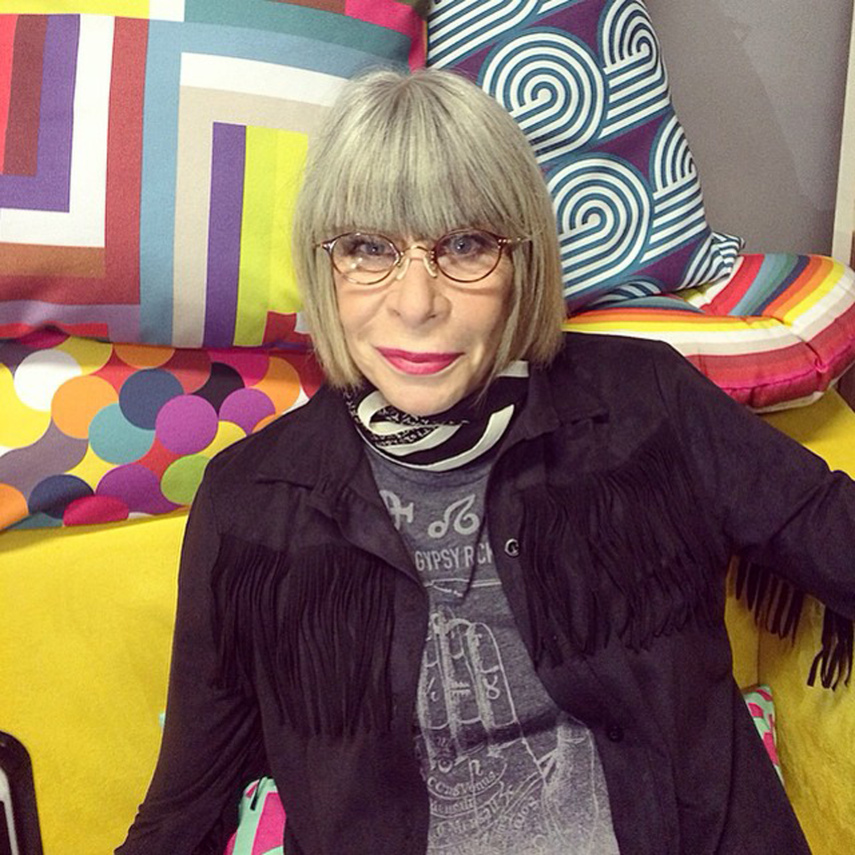 Em 2015, Rita declara que cansou de ser ruiva e assume os frios brancos aos 67 anos. Mas a franja... Essa continua firme e forte!