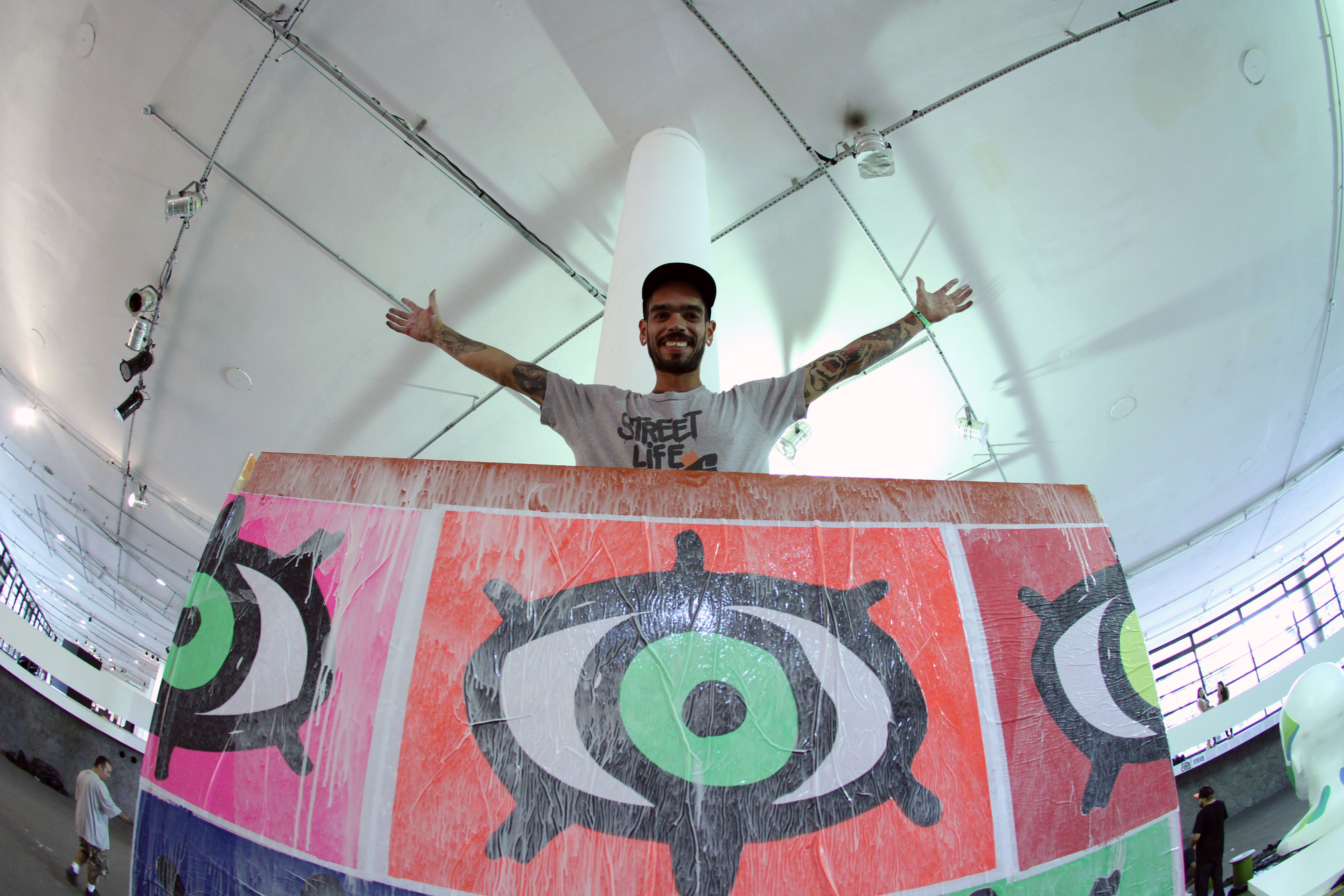 <b>Idade</b>: 16 anos
<b>Cidade</b>: Americana e São Paulo (SP)
<b>Bio</b>: Coletivo de arte formado por André Ortega, Daniel Cucatti, Eduardo Saretta, Haroldo Paranhos, Marcelo Fazola e Rogério Fernandes (CDR). Multidisciplinar, o grupo reúne artistas de rua com atuações diversas como música, arquitetura, tatuagem e vídeo-produção.
No estúdio da cidade de Americana, o coletivo faz produção de posteres, adesivos, camisetas, produção de vídeo, eventos, festas, cenários e exposições.
Já tiveram trabalhos expostos no Museu de Arte Contemporânea de Americana (2004); Memorial da América Latina (2006); Fundação Brasilea, em Basel, Suiça (2011); Galeria Choque Cultural (2012), Projeto Huellas del Arte em Maracay, Venzuela (2012); Centro Cultural Banco do Nordeste em Juazeiro do Norte - CE (2013) e Ateliê Aberto, Campinas – SP (2014).