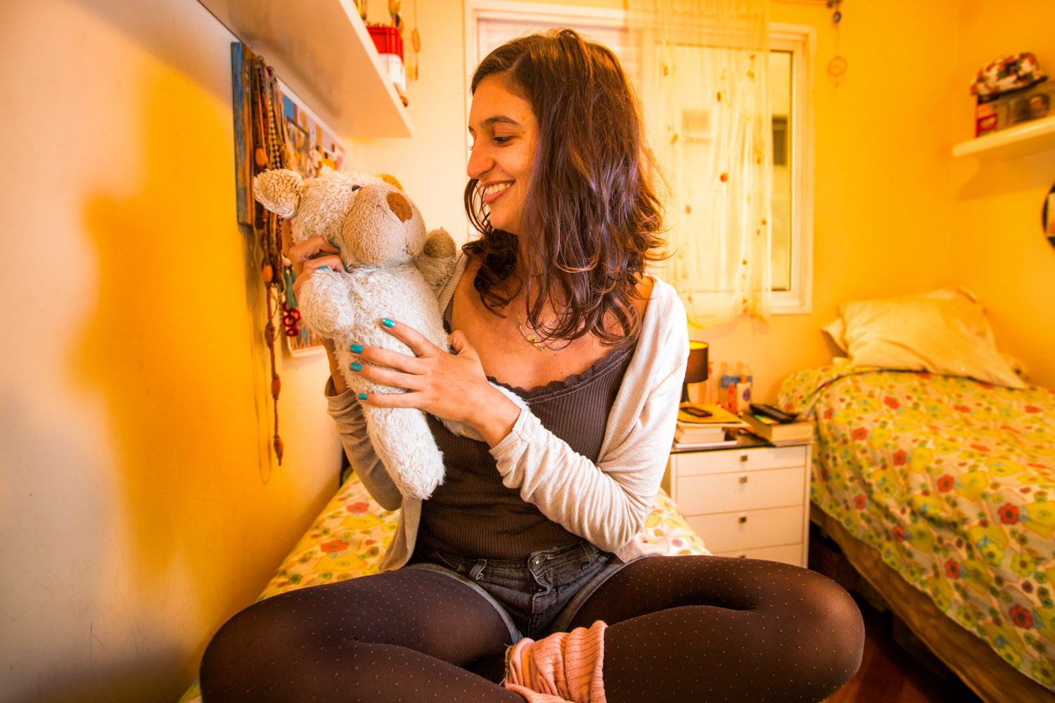 Eu ainda arrumo a cama com o meu urso Mário do lado. Ele tem o espaço dele. Quando eu era pequena, eu tinha uma prateleira cheia de bichos, mas sempre escolhia o Mário para dormir junto. Aos poucos, fui me desfazendo dos brinquedos, mas nunca consegui doá-lo. Ele já está todo sujo e velho, acho que nenhuma criança quereria ele hoje.