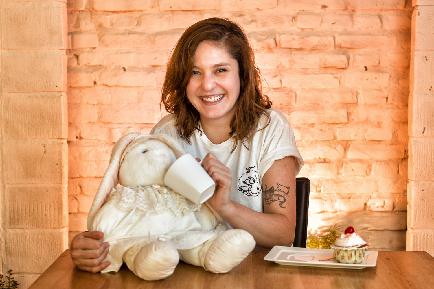 Como eu sou diabética, meus pais me davam coelhos de pelúcia na páscoa, em vez de ovos de chocolate. O primeiro coelho que ganhei foi a Paulinha, quando eu tinha sete anos. Lembro que me senti menos triste por isso. Eu dormia com ela e a carregava para lá e para cá.