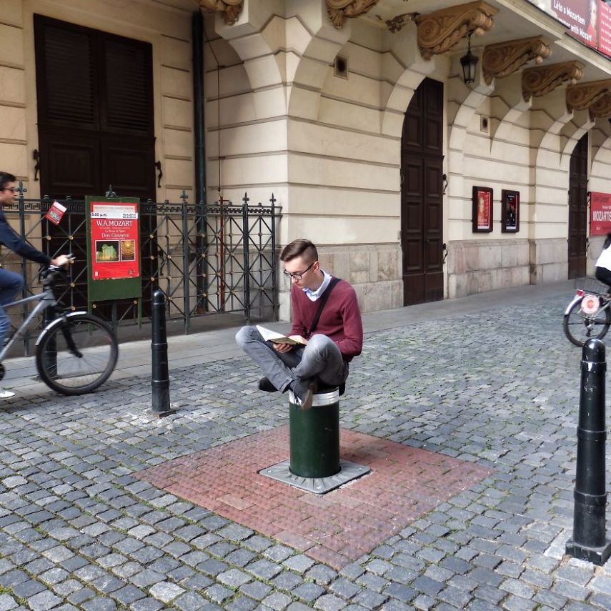 Jakub Pavlovsky lê livros em lugares 'inapropriados' para militar a favor da leitura