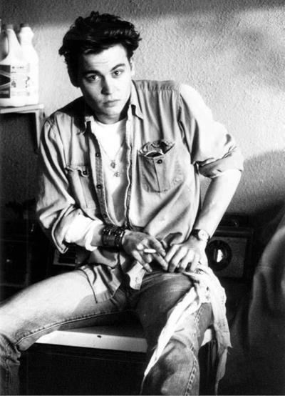 Que atire a primeira pedra quem nunca (nunquinha) morreu de amores por Johnny Depp. Desde 