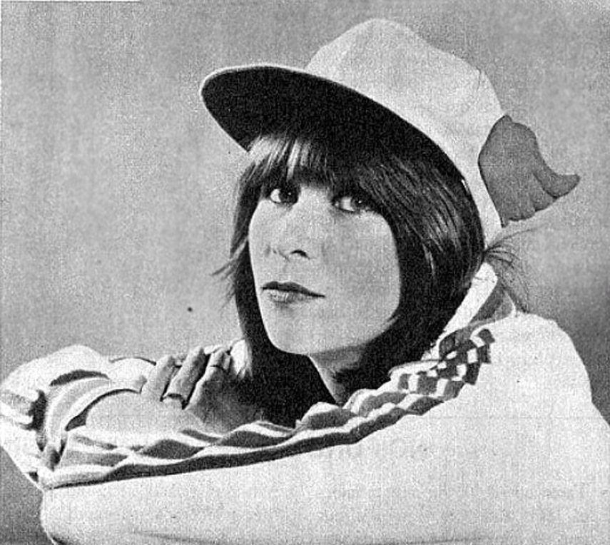 Com agasalho esportivo e um boné de asinhas, Rita quebrou o tom de cerimônia ao aparecer ao lado de medalhões da música como Elis Regina, Maria Bethânia, Gal Costa e Simone no especial da TV Globo, 