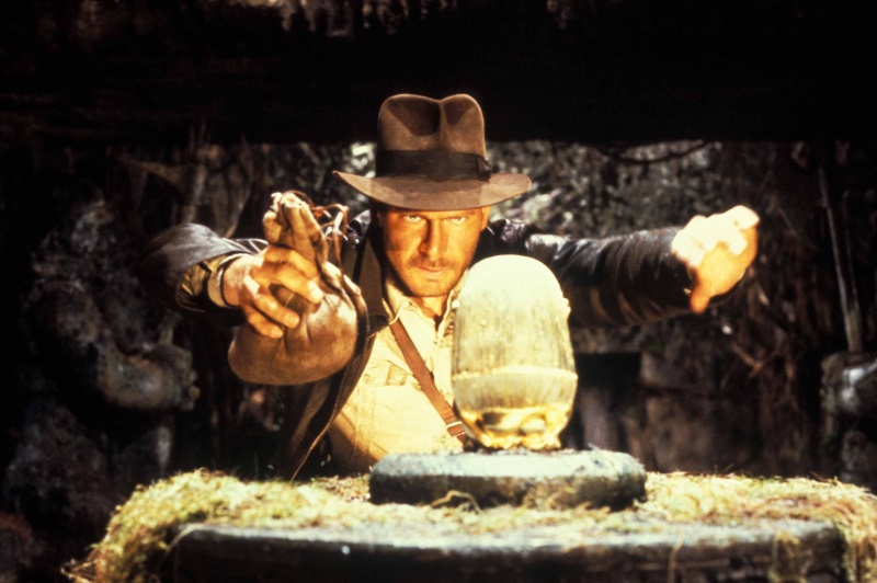 Estreia do herói Indiana Jones (Harrison Ford), dirigido por Steven Spielberg na franquia que gerou uma trilogia (81, 84 e 89) e agora já tem um quarto longa (2008) e um quinto a caminho
