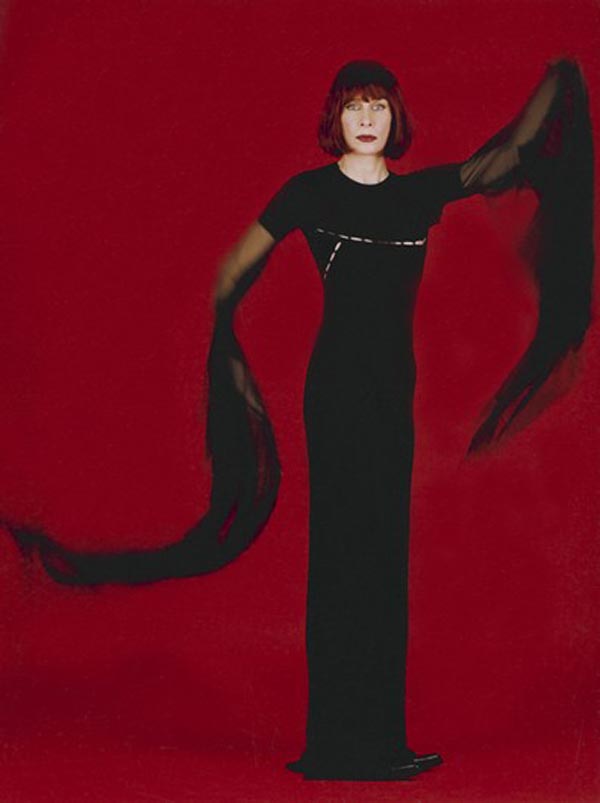 O vestido, assinado por Ocimar Versolato, foi usado  paras as fotos de divulgação dos disco. No entanto, a peça foi desfilada por Rita em 1996 em uma apresentação do estilista na Estação Julio Prestes, no centro de São Paulo. 