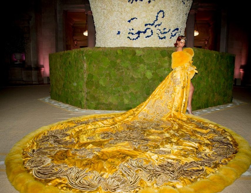 Acredita que a cantora achou esse vestido pela internet? Ela contou a história de que ele foi feito por uma única mulher e que ela levou DOIS anos pra fazê-lo.