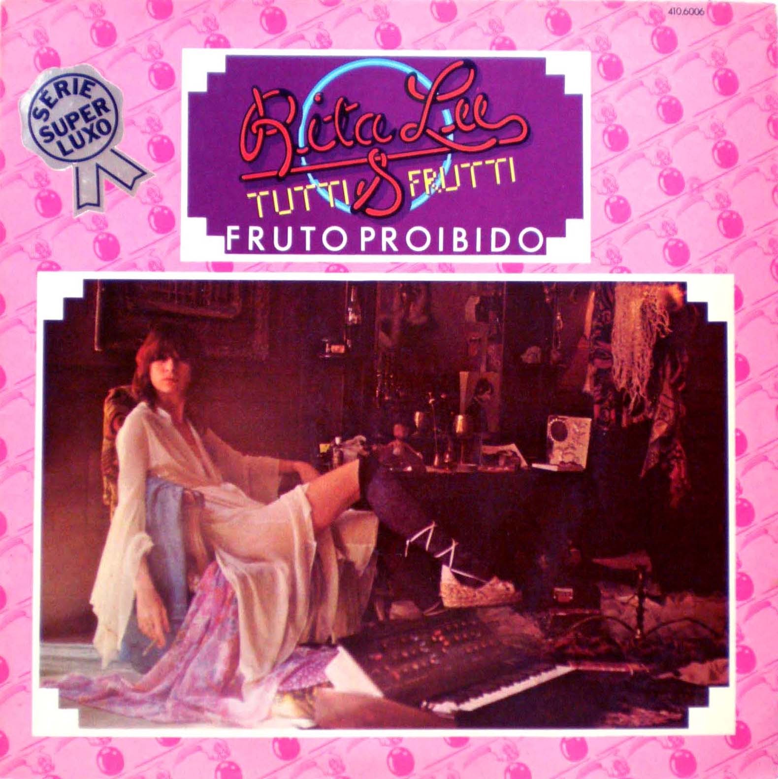 Capa do clássico "Fruto Proibido", disco de 1975, considerado um dos mais importantes do rock brasileiro. O figurino lânguido com instrumentos da cantora ao fundo dava o tom ao álbum que trazia sucessos como "Ovelha Negra" e "Agora Só Falta Você".