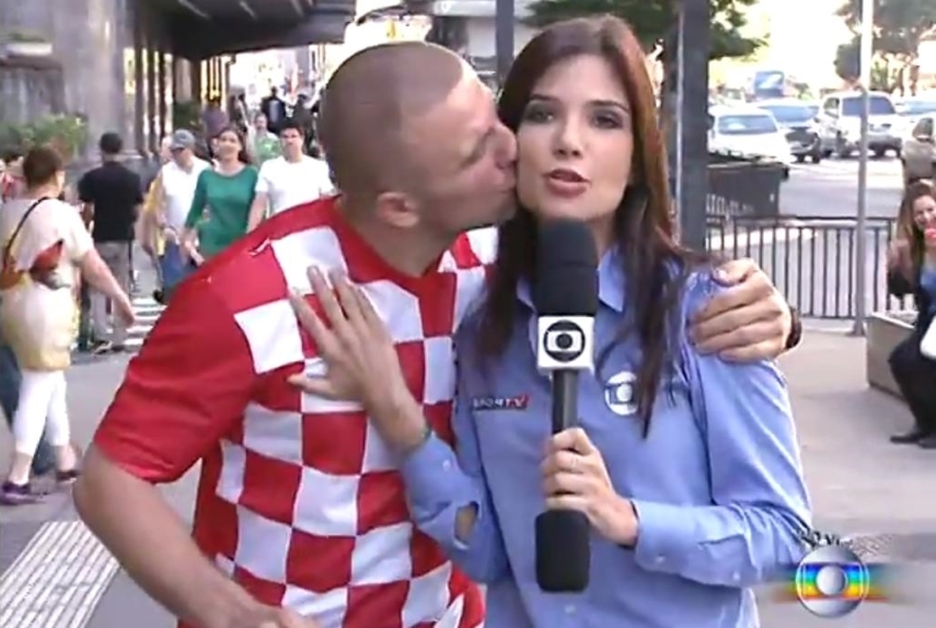 Željko Pavletić, em junho de 2014, beijando a repórter Sabina Simonato