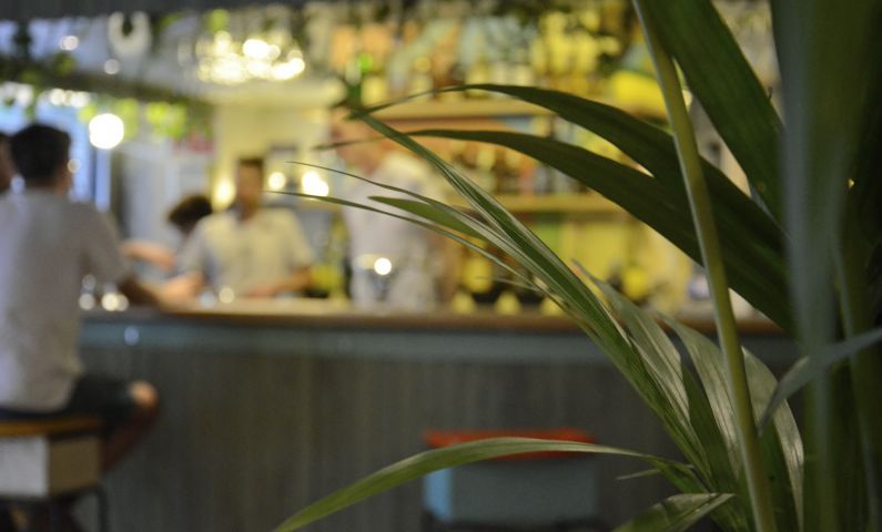 Nesse bar, todo o dinheiro que você gasta em cerveja vai para o país em que ela foi produzida