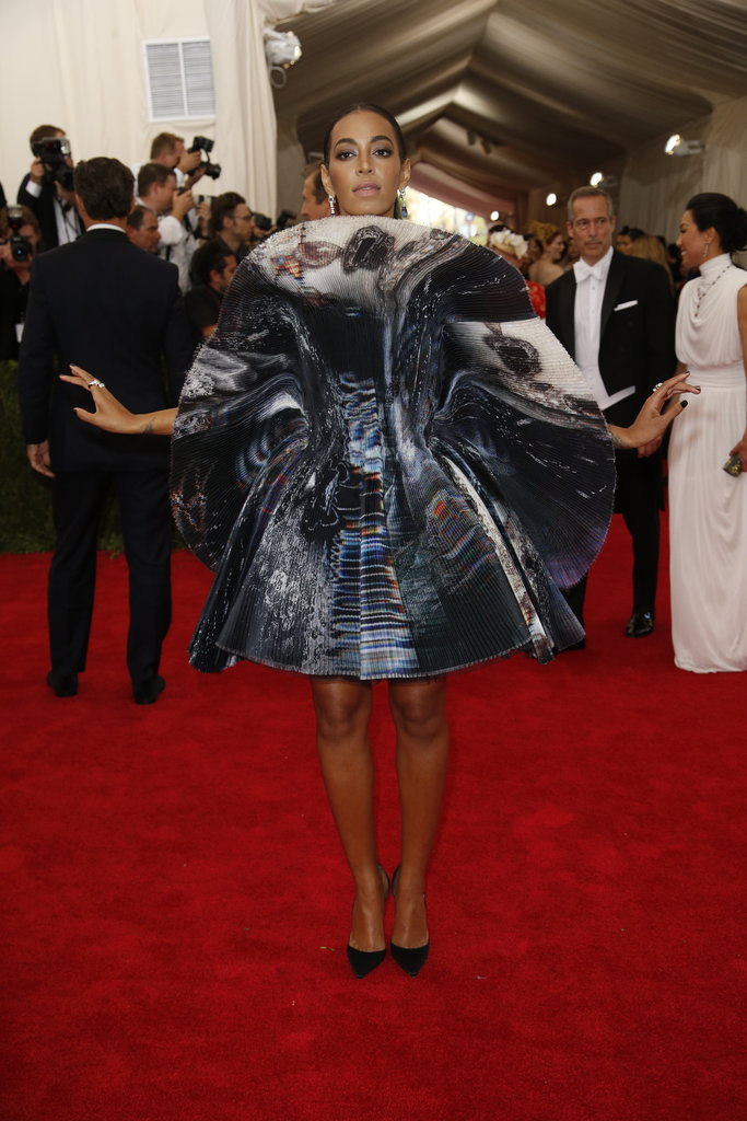 Escolheu um vestido que pensava que era leque. Tá certo, já é primavera em NY e as temperaturas estão subindo. Melhor já ir preparada pra caso o ar condicionado não dê conta. 