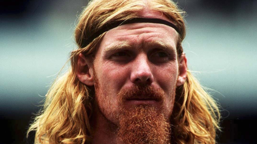 O zagueiro estadunidense é um clássico do futebol! E também poderia cantar no Alice In Chains