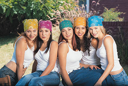 Lembra das suas épocas de fã do Alx Rose em que usar bandana era o máximo do máximo? Pois é, esse estilo fez a cabeça (literalmente) de muita gente lá nos anos 90