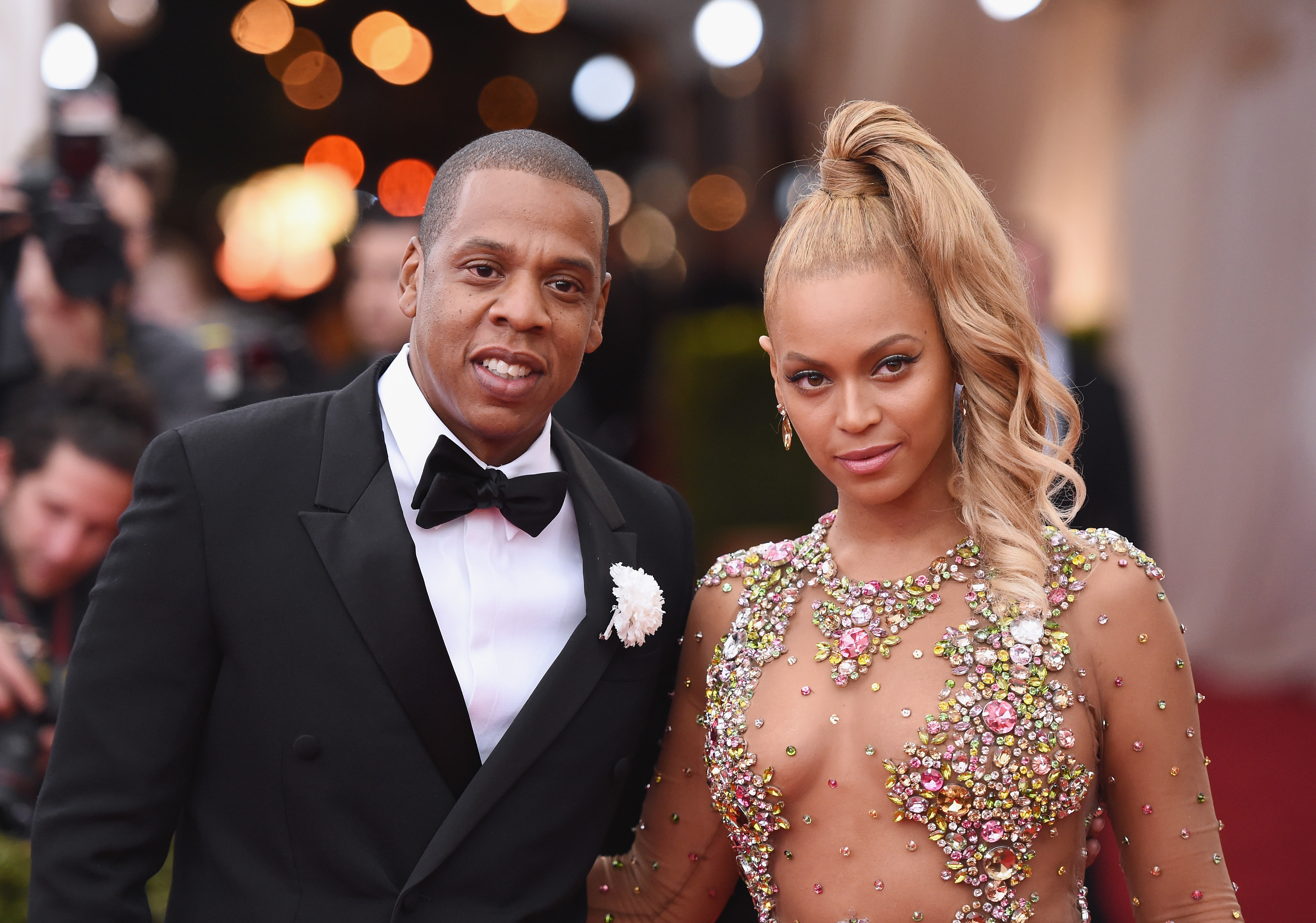 Um singelo presente de dia dos pais da diva Beyoncé para o rapper Jay Z: um Bombardier Challenge 850. Se você não manja de aeronaves, eu traduzo: um avião loko que tem sala de estar, cozinha, quarto e dois banheiros e que pode ser seu pela pequena quantia de 40 milhões dólares. Vai pagar no cartão ou em dinheiro?