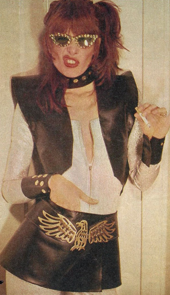 Colete e minissaia compõem o look da música  