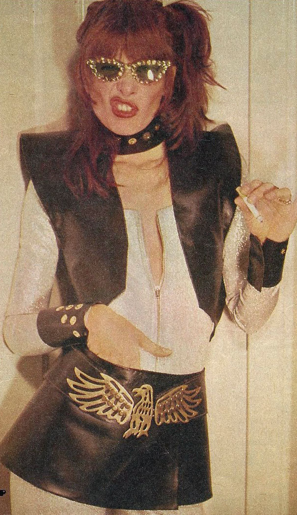 Colete e minissaia compõem o look da música  "Agora é Moda". Figurino também assinado por Barbara Hulanicki.