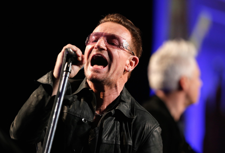 Era um belo dia de domingo quando Bono resolveu dar uma voltinha de bicicleta no Central Park. Ele acabou sofrendo um acidente e além de quebrar o braço em seis lugares fraturou também a cavidade ocular, a mão e a escápula. Que fase, Bono.